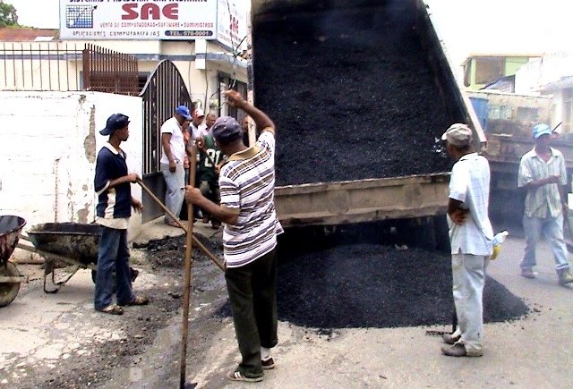 Alcaldía de Moca, desarrolla bacheo técnico en distintas calles y sectores de la ciudad
